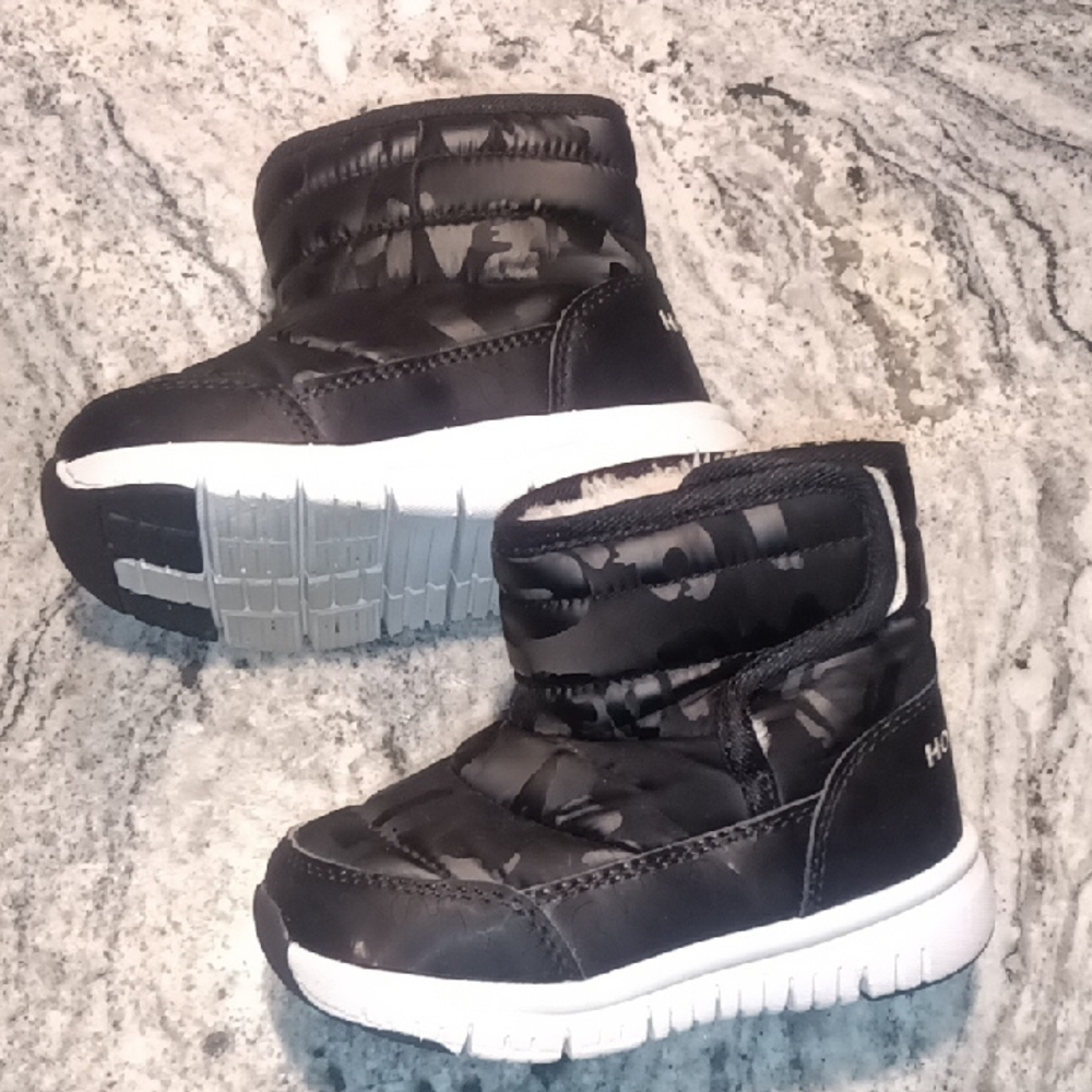 Toddler 9c Black and White Boots with Modern Design